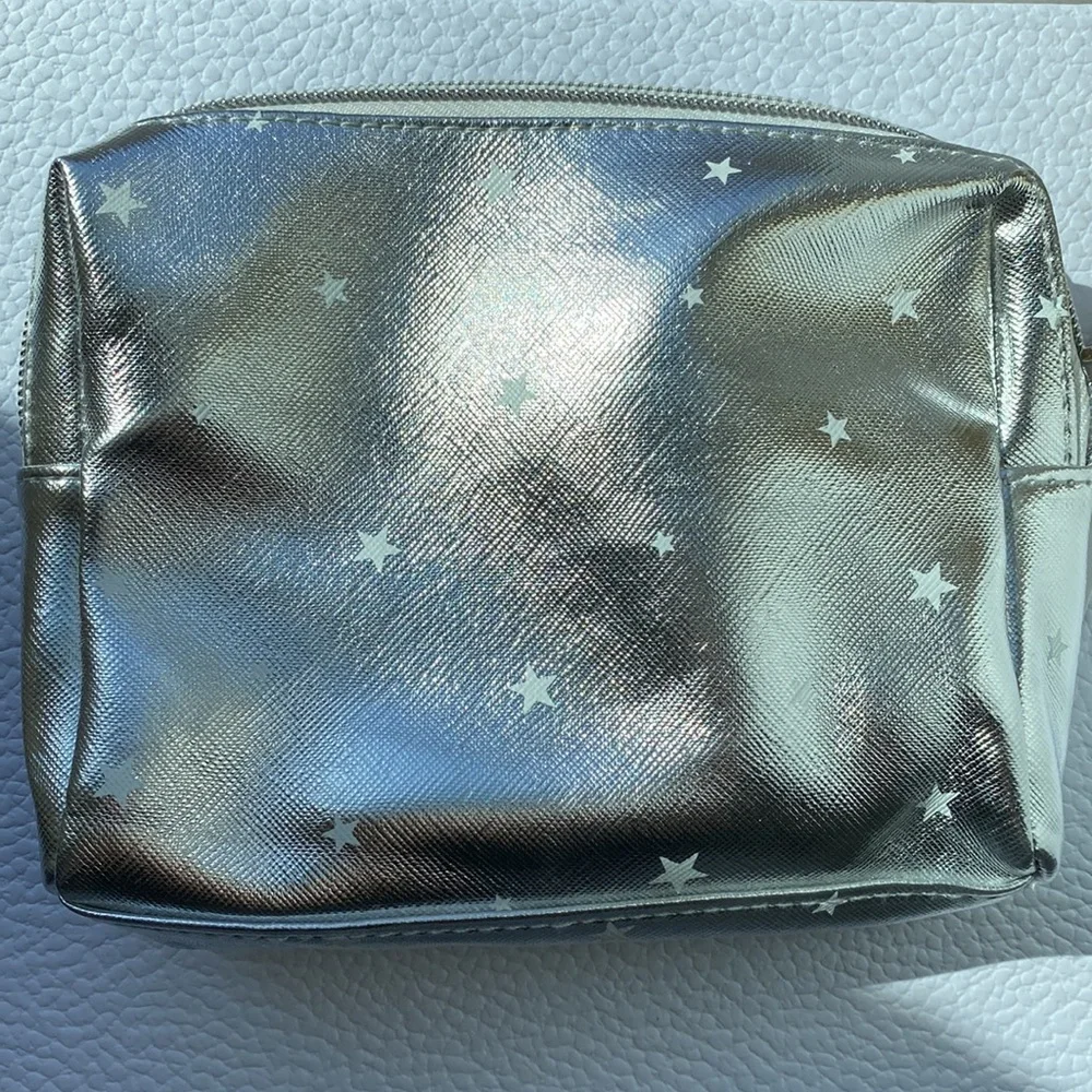 ❗️6/$25❗️Silver First Aid Beauty Makeup Bag